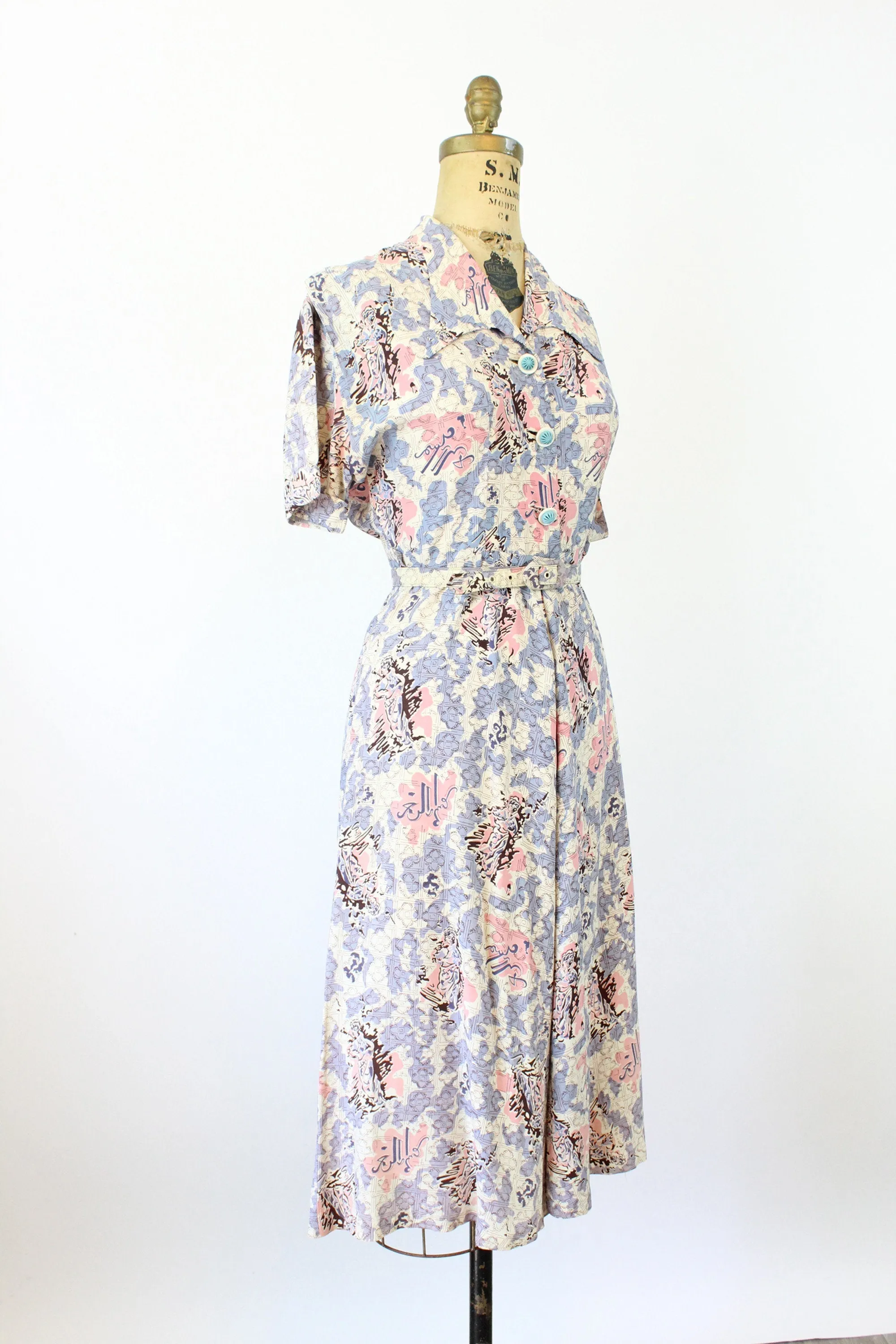 1940s WOMEN STATUE novelty print dress medium | new spring