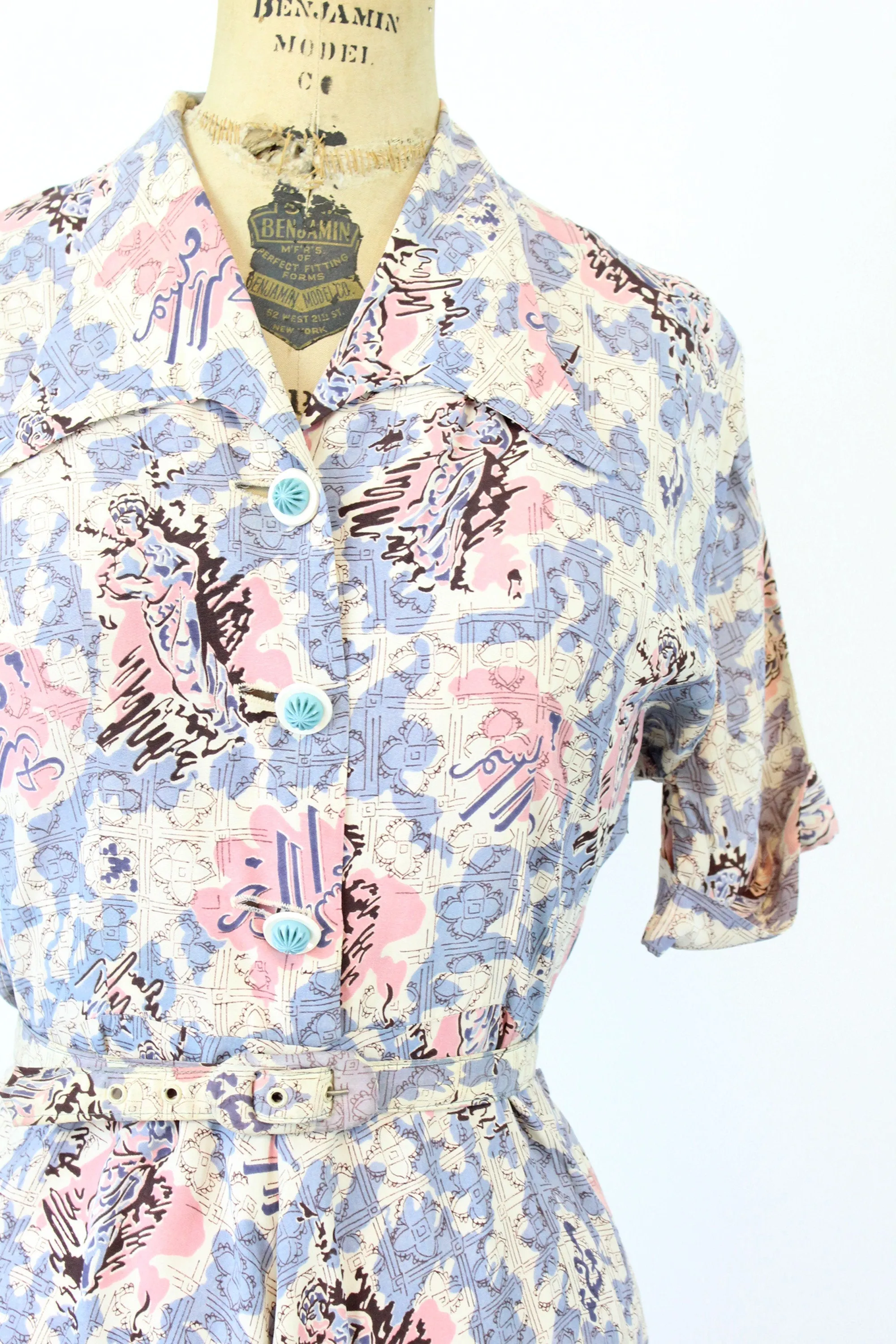 1940s WOMEN STATUE novelty print dress medium | new spring