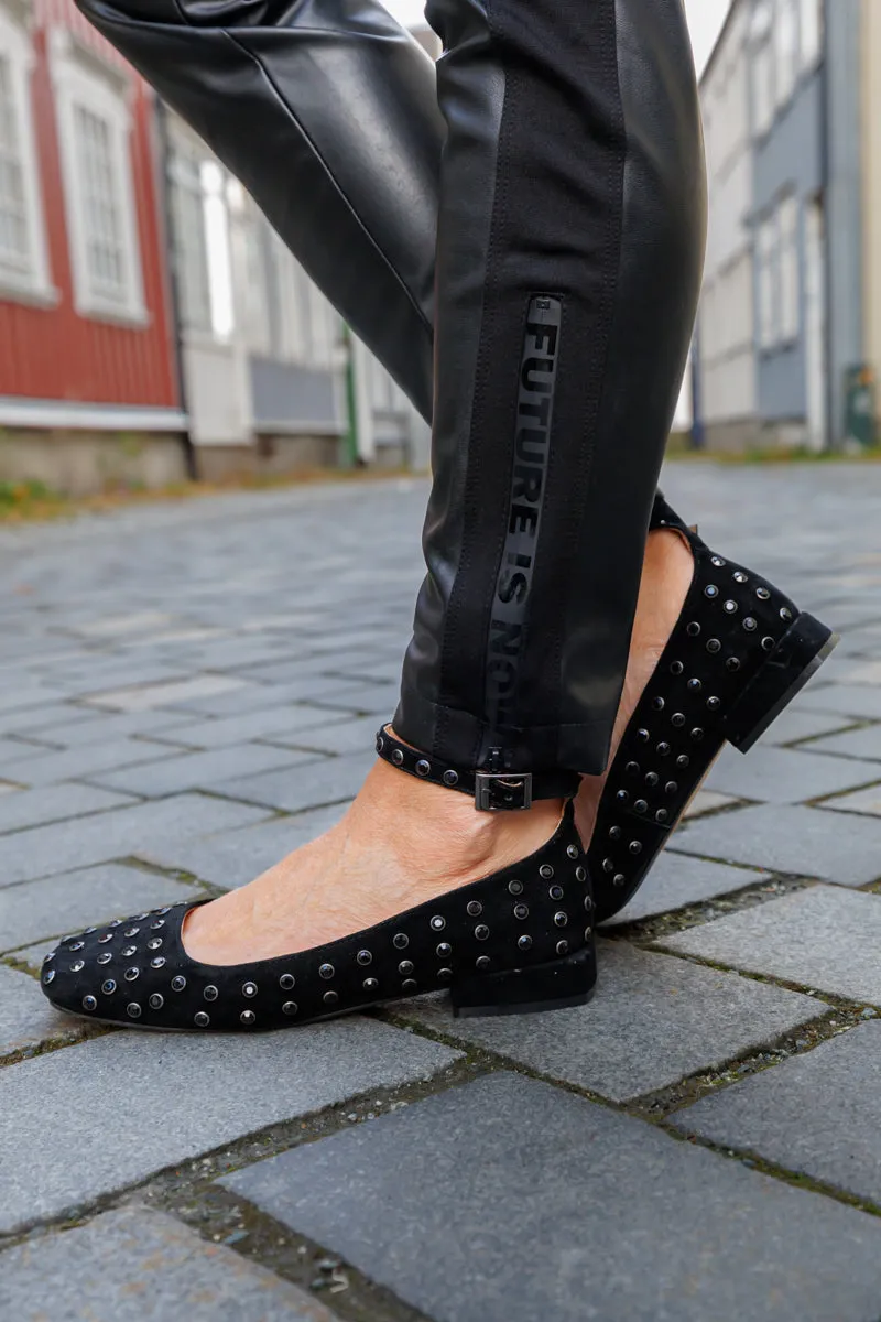 Alma en pena Ballerina i sort semsket skinn med sorte stener, ankelrem og butt tå