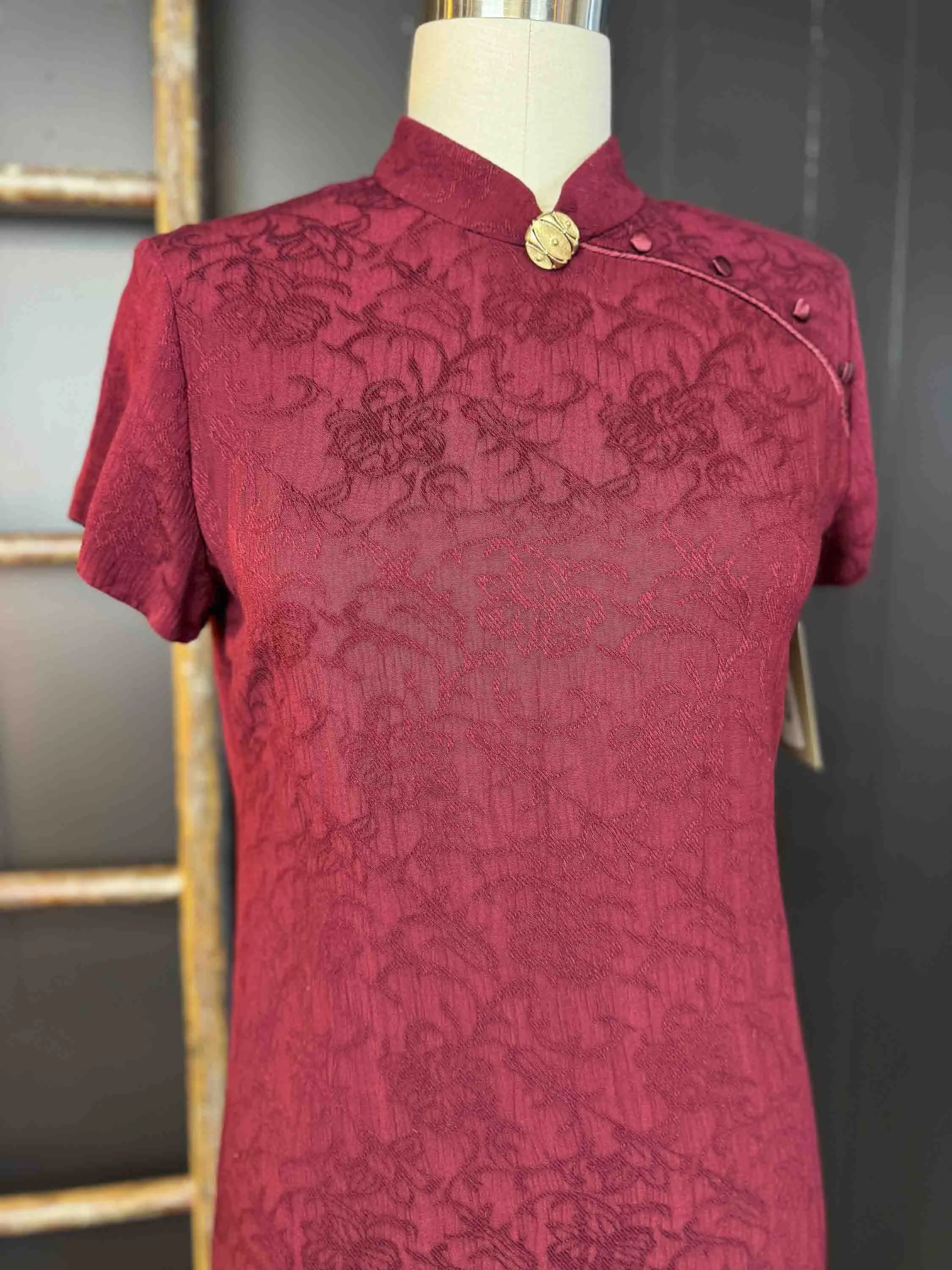Mode Edit: Vintage High Neck Burgundy Dress with Pin - Size M/L
