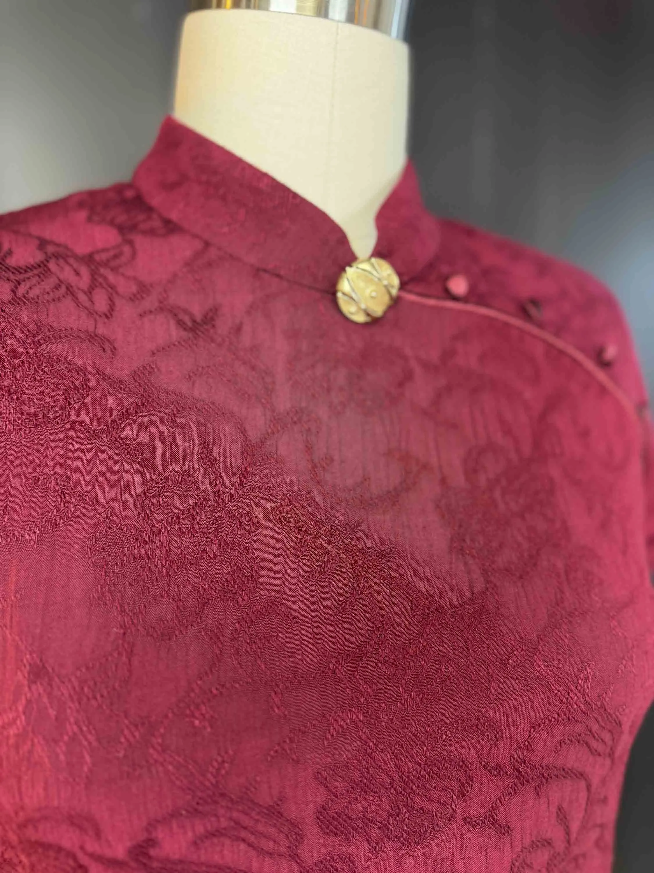 Mode Edit: Vintage High Neck Burgundy Dress with Pin - Size M/L