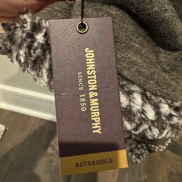 ✨NWT JOHNSTON &amp; MURPHY Faux Fur Reversible Poncho Gray, Cream One Size Luxurious