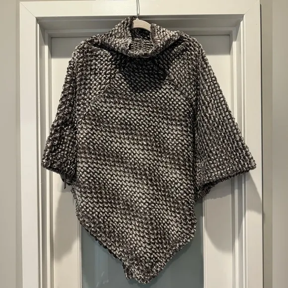 ✨NWT JOHNSTON &amp; MURPHY Faux Fur Reversible Poncho Gray, Cream One Size Luxurious
