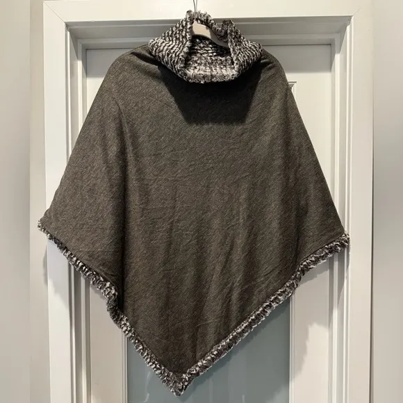 ✨NWT JOHNSTON &amp; MURPHY Faux Fur Reversible Poncho Gray, Cream One Size Luxurious