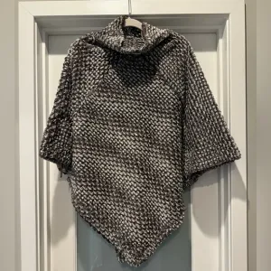 ✨NWT JOHNSTON &amp; MURPHY Faux Fur Reversible Poncho Gray, Cream One Size Luxurious