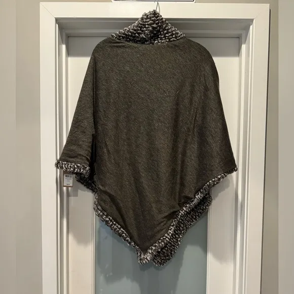 ✨NWT JOHNSTON &amp; MURPHY Faux Fur Reversible Poncho Gray, Cream One Size Luxurious
