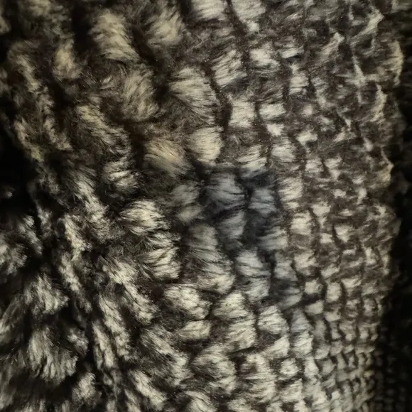 ✨NWT JOHNSTON &amp; MURPHY Faux Fur Reversible Poncho Gray, Cream One Size Luxurious