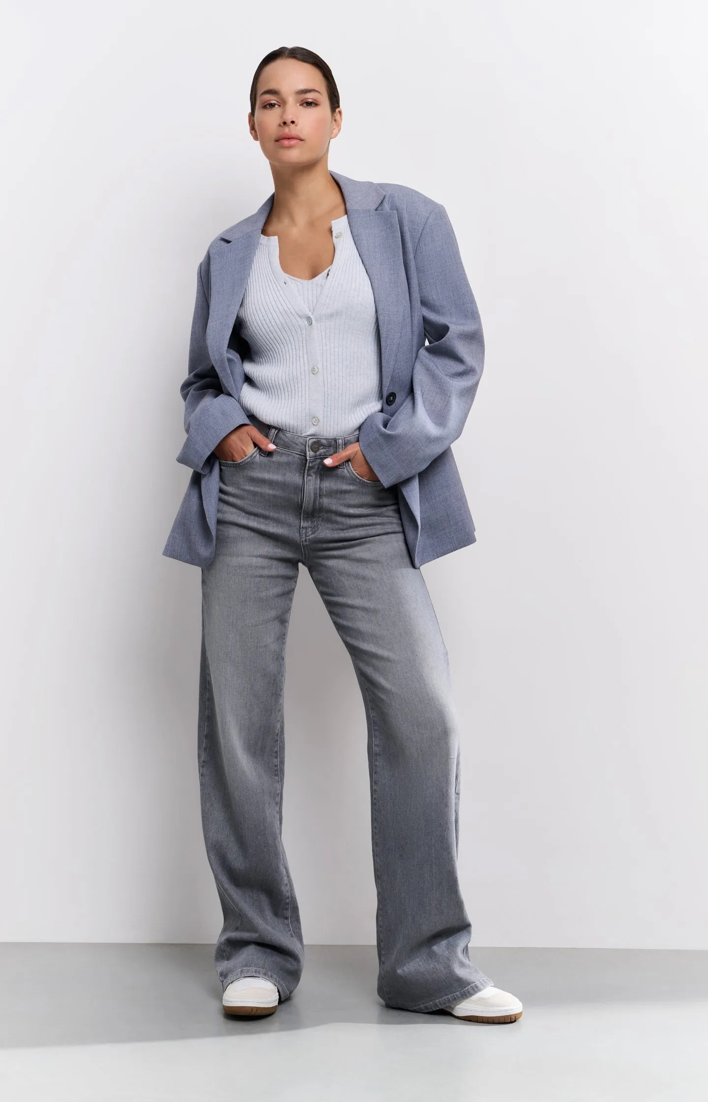 Oversized blazer with belt and classic lapels