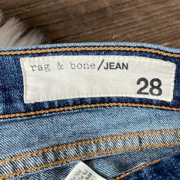 Rag &amp; Bone Dre destroyed capri jeans in dark wash EUC size 28