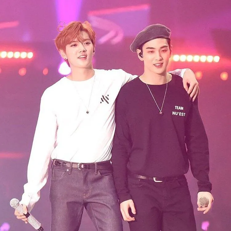 Sweatshirt NU'EST