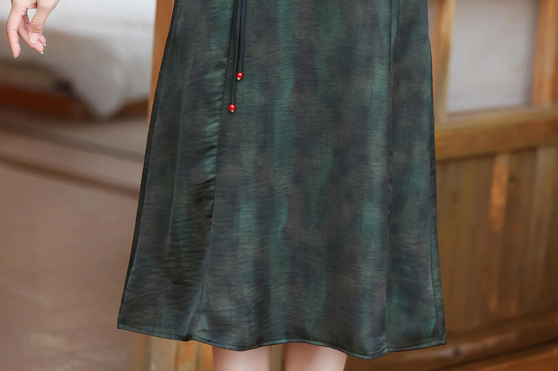 Vintage-Inspired Plus Size Midi Dress with Stunning Silk Fabric