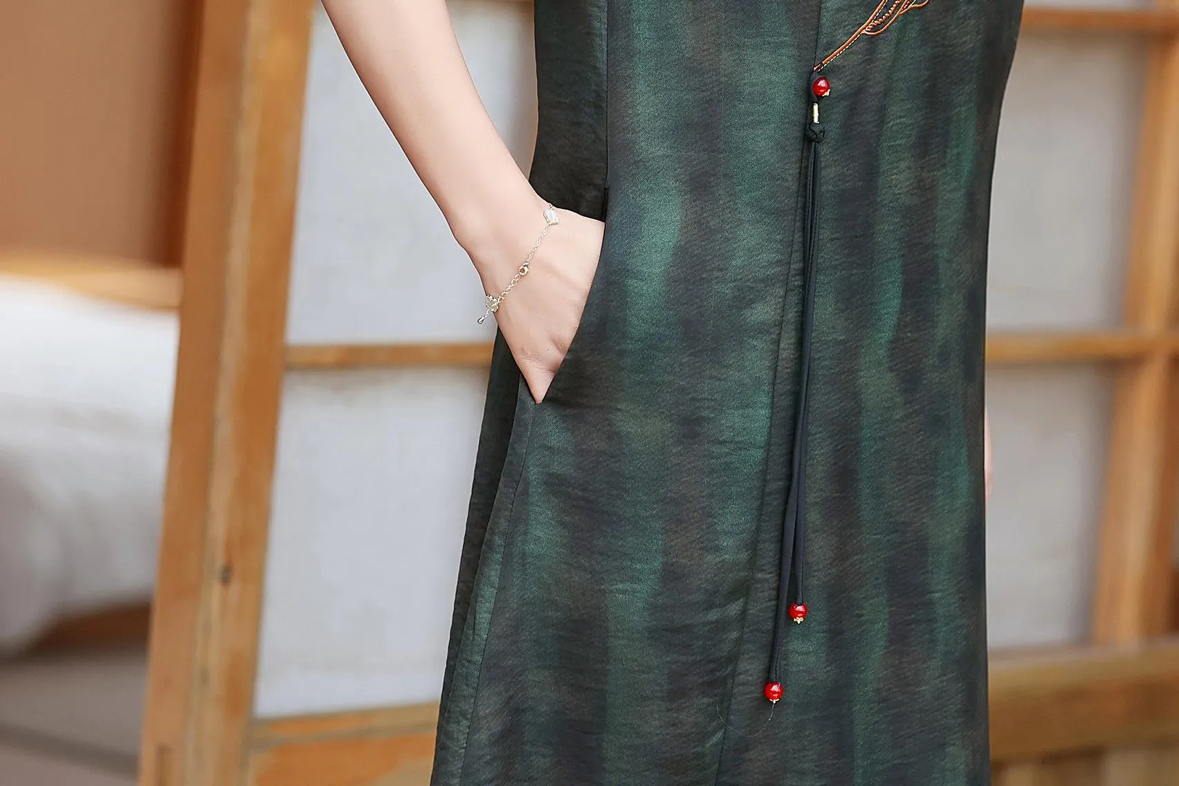 Vintage-Inspired Plus Size Midi Dress with Stunning Silk Fabric