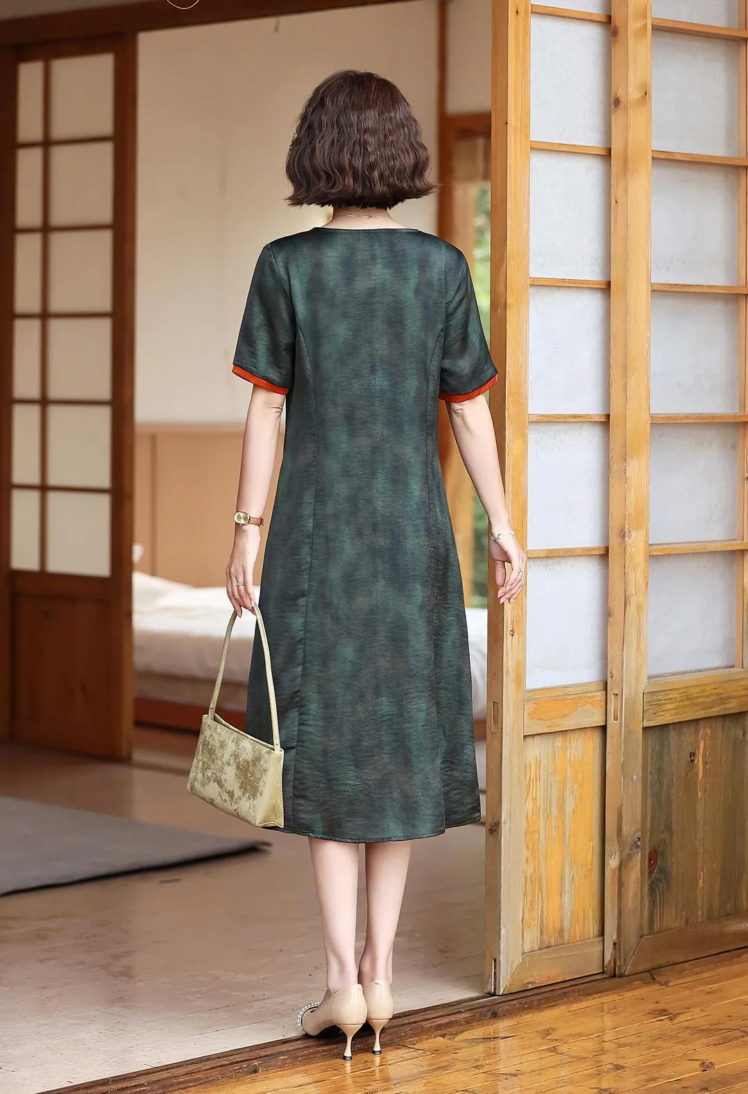 Vintage-Inspired Plus Size Midi Dress with Stunning Silk Fabric