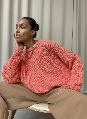Warm winter jumper: fashionable round neckline in a minimalist design